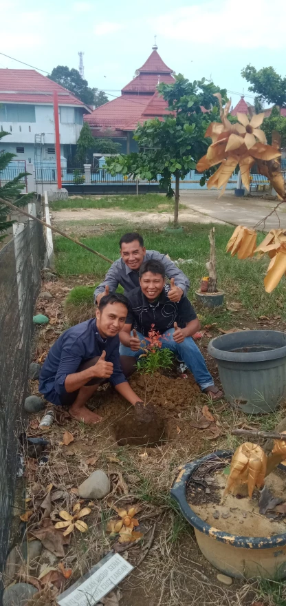 Kegiatan Gotong Royong Di Kantor Walinagari Sungai RUmbai Timur