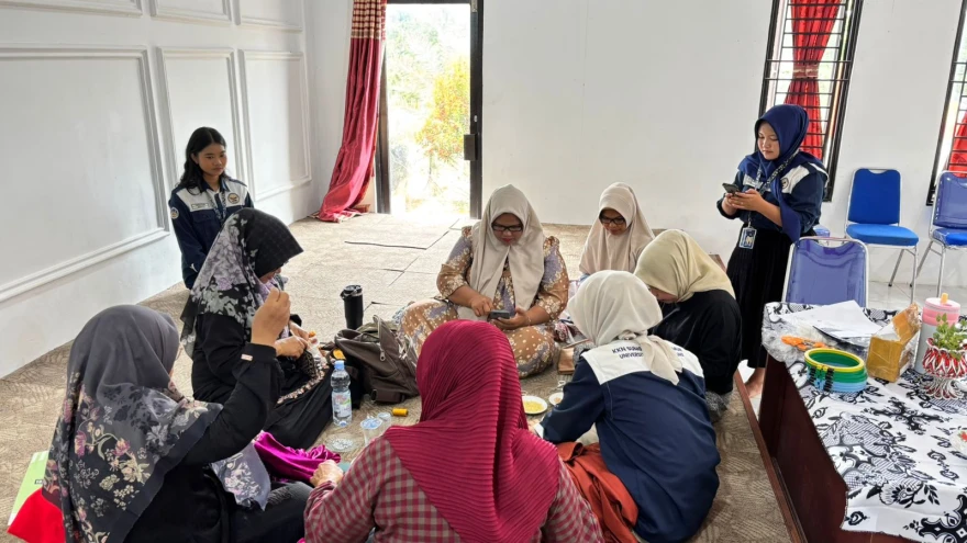 Mahasiswa KKN UNP 2026 Ajarkan Kegiatan Memayet dan Menyulam kepada Ibu-Ibu Nagari