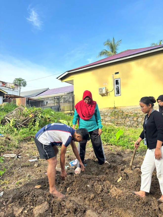 Kolaborasi Mahasiswa KKN UNP Bersama Jorong Pasa Pagi dalam Penananam Jagung 